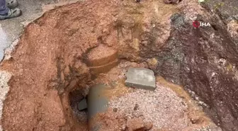 Eskişehir'de Semt Pazarında Yol Çöktü: 2 Metre Derinliğinde Çukur Oluştu