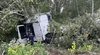 Sakarya'da TIR Kazası: Şoför Sıkıştı, İtfaiye Kurtardı