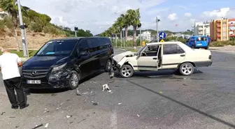 Antalya'da Otomobil ile Tur Minibüsü Çarpıştı: Sürücü Hastaneye Gitmeyi Reddetti