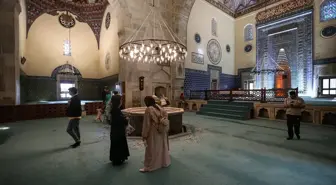 Erkek Turistlerden Gelen Saygı Duruşu: Yeşil Cami'de Etek Giydiler