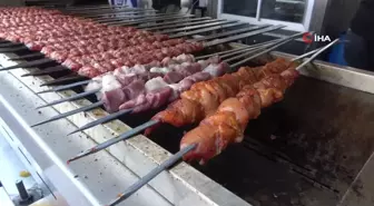 Kebapçılar TEKNOFEST'te Dumansız Mangal ile Adana Kebap Satıyor