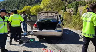 Malatya'da yön levhasına çarpan otomobildeki 3 kişi yaralandı