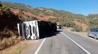 Tunceli'de Meşrubat Yüklü Tırın Devrilmesi Sonucu Sürücü Yaralandı