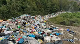 Bartın'da Vahşi Depolama Alanı Doldu, Çöpler Yola Döküldü