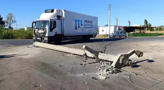 Antalya'da Lojistik Kamyonu Elektrik Direğine Çarptı: Sürücü Yaralandı