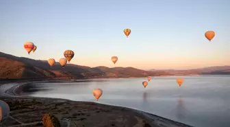 TÜRSAB'ın Turizm Yüzyılı Etkinliği Salda Gölü'nde Sıcak Hava Balonu Uçuşları ile Başladı