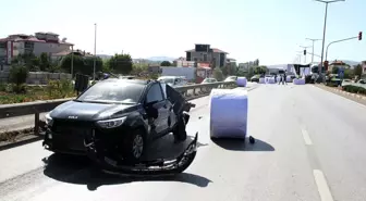 Manisa'da TIR'dan Savrulan Kağıt Bobinleri Otomobile Düştü