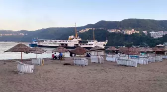 Amasra Limanı'nda fırtınada çapası hasar alan vapur sürüklenerek karaya oturdu