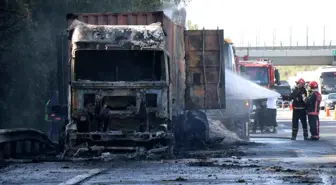 Sakarya'da İki Tırın Çarpışması Sonucu Yangın Çıktı