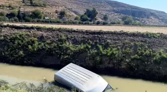 Kamyonet Sulama Kanalına Düştü, Sürücü İtfaiye Ekipleri Tarafından Kurtarıldı