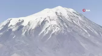 Ağrı Dağı Mevsimin İlk Karıyla Beyaza Büründü