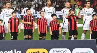 Beşiktaş'ın yıldız futbolcusu sahayı acı içinde terk etti