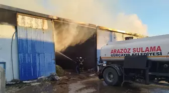 Sivas'ta Yem Deposunda Yangın: 20 Bin Balya Saman Yandı