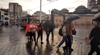 Taksim'de Aniden Bastıran Yağmur Vatandaşları Zorda Bıraktı