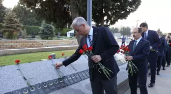 Sağlık Bakanı Kemal Memişoğlu, Bakü'de şehitlikleri ziyaret etti