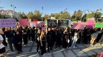 Burdur'da Öğrencilerden Kadına Yönelik Şiddet Protestosu