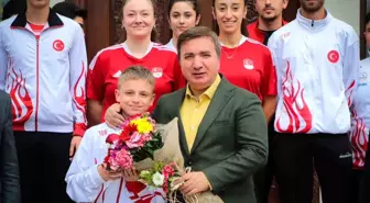 Vali Aydoğdu, Amatör Spor Haftası Kapsamında Sporcularla Bir Araya Geldi