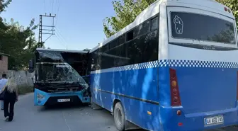 Malatya'da Midibüs ile Halk Otobüsü Çarpıştı: 25 Yaralı