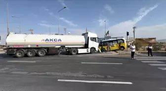 Nusaybin'de Tanker ve Minibüs Çarpıştı: 1 Yaralı