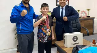 Minik Boksör Muhammed Bekir Uyumaz'dan Tuşba Gençlik ve Spor Müdürü'ne Ziyaret