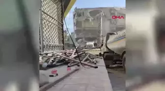 Hatay'da Ağır Hasarlı Bina Kontrollü Olarak Yıkıldı