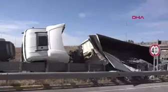 Sivas'ta Mermer Yüklü TIR Devrildi, Şoför Yaralandı