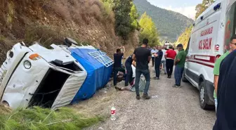 Antalya'da Kamyonet Devrildi: 8 Yaralı, 1'i Ağır