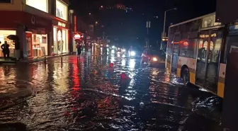 Bursa'da Sağanak ve Dolu: Caddeler Göz Göre Göre Göle Dönüştü