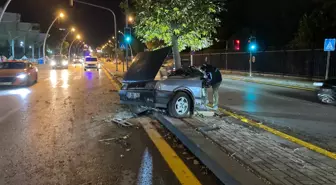 Çankaya'da Feci Kaza: İkiye Bölünen Otomobil Diğer Araçla Çarpıştı