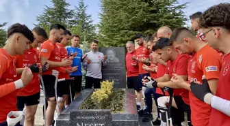 Ampute Milli Futbol Takımı Neşet Ertaş'ın Kabrini Ziyaret Etti