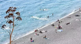 Antalya'da Güneşli Hava Tatilcileri Sahillere Çekti