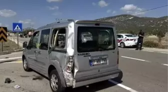 Antalya'da Trafik Kazası: 1'i Ağır 2 Yaralı