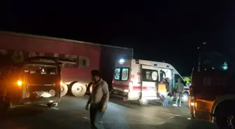 Erzurum'da Yolcu Minibüsü Tıra Çarptı: 4 Yaralı