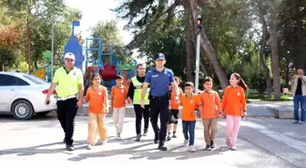 Ceylanpınar'da Polis Ekiplerinden Öğrencilere Karşıdan Karşıya Geçme Eğitimi