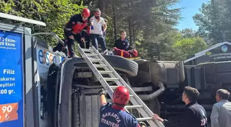 Sapanca'da Atık Yüklü Tır Devri, Sürücü Yaralandı