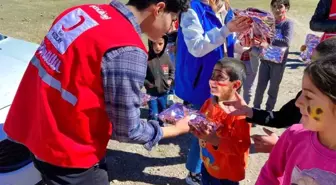 Kızılay Diyadin Gönüllüleri Köy Çocuklarını Eğlendiriyor