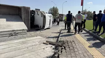 Kahramanmaraş'ta Beton Blok Yüklü Tır Devrildi