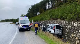 Sakarya'da Hafif Ticari Araç İstinat Duvarına Çarptı: 1 Yaralı