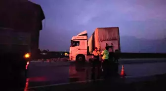 Bitlis'te Kozmetik Yüklü Tır Yolda Saçıldı