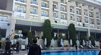 Kemer'de Otel Yangını: 48 Tatilci Mahsur Kaldı