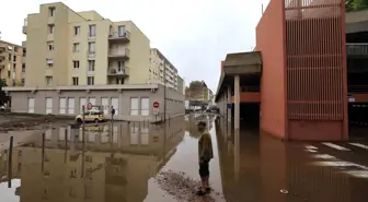 Fransa'da Şiddetli Yağışların Sebep Olduğu Selde Hasar Gördü