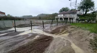 Köy Yoluna Tepki Gösteren Çiftçi Bahçesini Tel Örgüyle Kapatmış