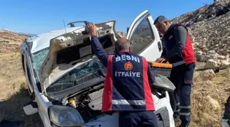 Besni'de Hafif Ticari Araç Şarampole Devrildi: Sürücü Yaralı