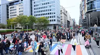 Brüksel'de On Binlerce Kişi İsrail'in Saldırılarını Protesto Etti