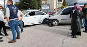 Bolu'da Kavşakta Trafik Kazası: Maddi Hasar, Yaralı Yok