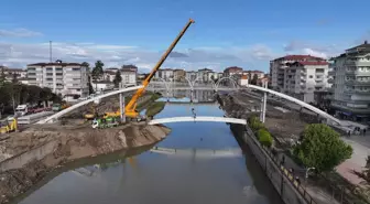 Terme Çayı Islah Projesi Kapsamında Yeni Yaya Köprüsü Montajına Başlandı