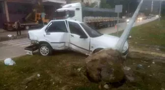 Amasya'da Kontrolden Çıkan Otomobil Aydınlatma Direğine Çarptı