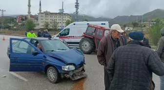 Tokat'ta Otomobil ve Traktör Çarpıştı: 4 Yaralı