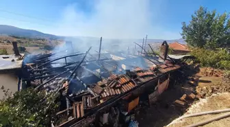 Manisa'nın Demirci İlçesinde Yangın: Bir Ev Kullanılamaz Hale Geldi