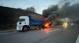 Düzce'de Çelik Boru Yüklü Kamyonda Yangın Çıktı